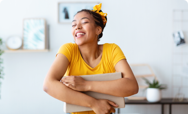person_smiling_and_holding_a_compostable_mailer 