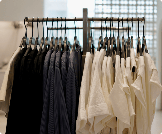 black_and_white_clothes_are_hanging_on_a_clothing_rack
